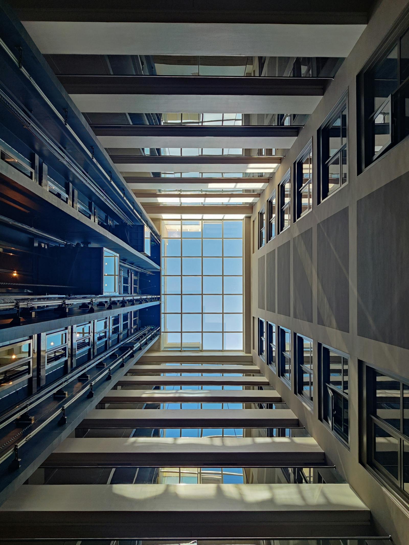 Átrio de edifício moderno visto de baixo